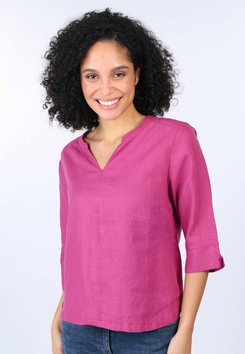 Fuchsia Leinenbluse mit Dreiviertelärmeln, V-Ausschnitt und seitlichen Schlitzen; weiche Textur und leichtes Design, geeignet für legere Anlässe.
