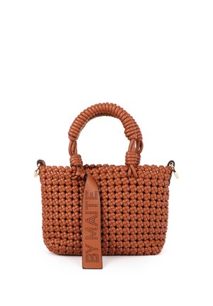 Bolso de mano de cuero tejido marrón con asas redondeadas tejidas y una etiqueta de cuero con la inscripción "BY MALENE" colgando en la parte delantera.
