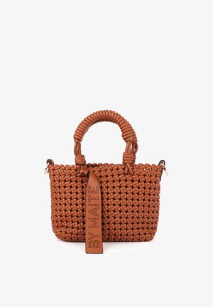 Bolso de mano de cuero tejido marrón con asas redondeadas tejidas y una etiqueta de cuero con la inscripción "BY MALENE" colgando en la parte delantera.