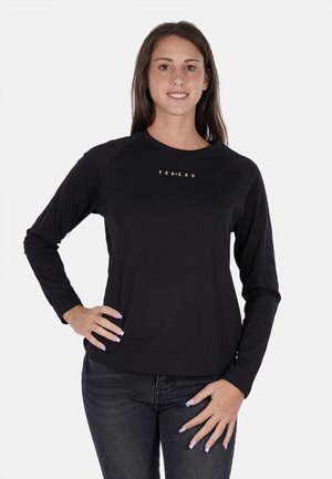 T-shirt nera a maniche lunghe con scollatura rotonda e maniche raglan. Presenta la scritta "YES ZEE" in lettering metallico sul davanti.