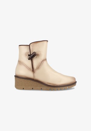 Botín de cuero beige hasta el tobillo con puntera redondeada, detalle de hardware marrón y suela de cuña texturizada. Presenta un diseño minimalista con líneas limpias.