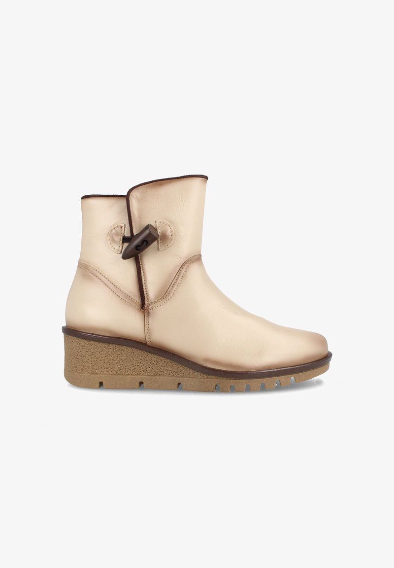 Botín de cuero beige hasta el tobillo con puntera redondeada, detalle de hardware marrón y suela de cuña texturizada. Presenta un diseño minimalista con líneas limpias.