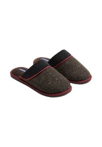 Par de zapatillas marrones sin cordones con bandas elásticas negras y ribete rojo, diseñadas para comodidad y calidez en interiores.