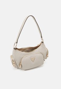 Sac à main en nylon gris clair avec une seule bandoulière, quincaillerie dorée et plusieurs compartiments zippés. Présente un accent de logo à l'avant.