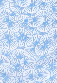 Blått och vitt tyg med ett upprepande mönster av cirkelformer med strålande linjer, vilket skapar ett strukturerat, lager på lager utseende.