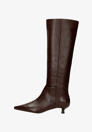 Botte haute en cuir marron jusqu'au genou avec un bout pointu et un petit talon carré. Texture lisse avec des détails de coutures le long de la tige.