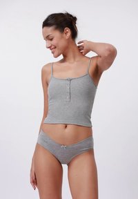 Top cinzento com nervuras, com detalhe de botões e alças finas, combinado com cuecas de biquíni cinzentas a condizer, com um pequeno laço como detalhe.