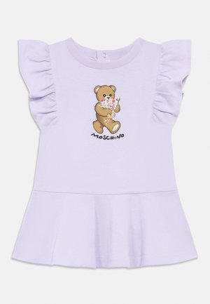 Lilla kjole til småbørn med flæseærmer, udvidet skørtkant og bamse, der holder lyserøde blomster broderet på fronten.