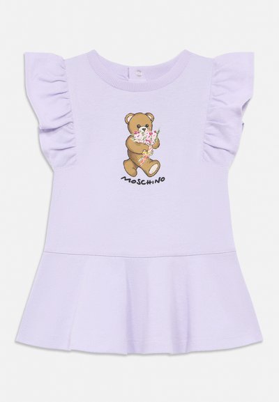 Φόρεμα για νήπιο σε λιλά χρώμα με βολάν στα μανίκια, φουσκωτή στρίφωμα και κεντητό αρκουδάκι που κρατά ροζ λουλούδια στο μπροστινό μέρος.