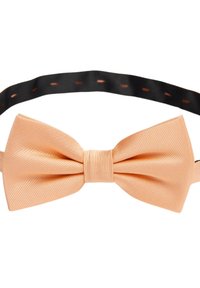 Persikofärgad satinfluga med ribbad textur, fäst vid en svart justerbar rem med orange sömmar.