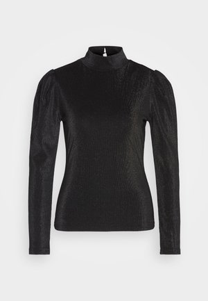 Czarna koszula z długim rękawem i wysokim kołnierzem, z poduszkowymi ramionami oraz błyszczącem, strukturalnym materiałem, który tworzy subtelny efekt połysku.