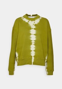 Oliwkowy sweter z okrągłym dekoltem, opadającymi ramionami i wzorem tie-dye w kolorze kremowym. Miękki materiał o luźnym kroju i ściągaczami na mankietach.