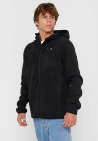 Sort fleece hættetrøje med lynlås foran, justerbar hætte og to sidelommer; har en brystlomme foran med diskret logo-detalje.
