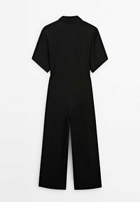 Zwarte jumpsuit met korte mouwen, een kraaglijn, brede pijpen en een aansluitende tailleband, gemaakt van gladde, lichte stof.