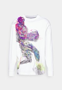 Weißes Langarm-T-Shirt mit einem bunten Grafikdruck eines Basketballspielers, der abstrakte Muster in Pink, Blau und Grün zeigt.