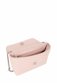 Borsa trapuntata in pelle rosa con tracolla a catena in argento, chiusura a scatto e più scomparti interni, inclusa una tasca con zip.