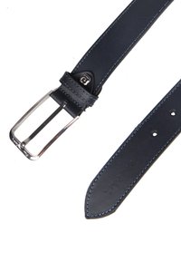 Cintura in pelle blu navy con fibbia in metallo argentato, caratterizzata da cuciture blu. Superficie liscia e punta affusolata con logo impresso sulla parte inferiore.