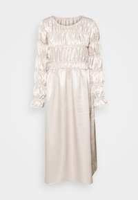 Satinklänning i elfenben med en gathered rund halsringning, elastisk midja och puffärmar, som har en slät, glansig textur.