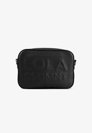 Schwarze rechteckige Lederumhängetasche mit geprägt "LOLA CSDMNT" Aufschrift auf der Vorderseite und Metallringen an den Seiten.