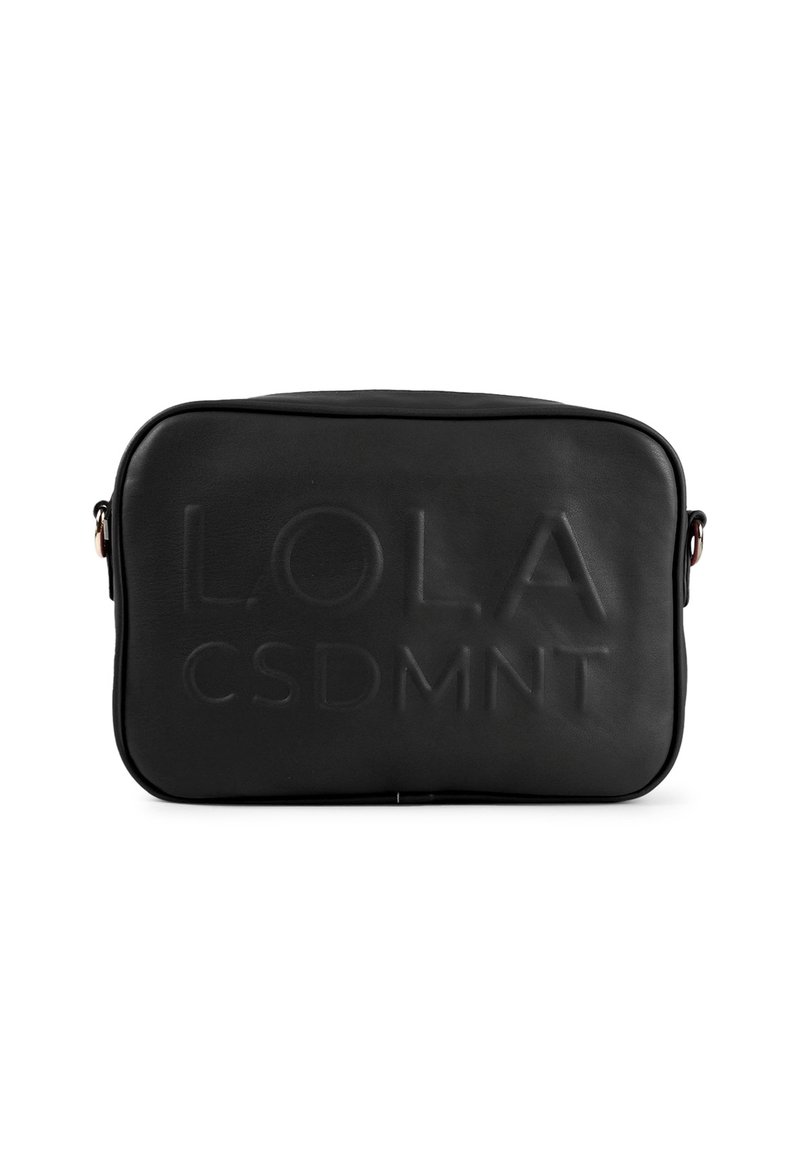 Crna pravokutna kožna torba preko tijela s utisnutim natpisom "LOLA CSDMNT" sprijeda i metalnim prstenovima sa strane.