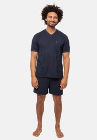 Marine stribet V-hals T-shirt kombineret med matchende shorts. Letvægtsstof med korte ærmer og en enkelt brystlomme.
