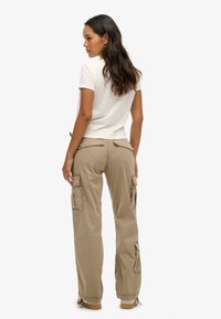 Superdry & Co STRAIGHT - Pantalon cargo - deep beige slub