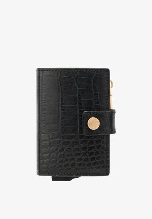 Cartera de cuero negro con relieve de cocodrilo, cierre de broche dorado, forma rectangular, superficie texturizada y un detalle metálico lateral.