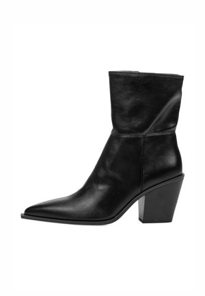 Bota de cuero negro hasta medio pantorrilla con puntera puntiaguda y tacón cuadrado, textura suave, vista lateral sobre un fondo blanco.