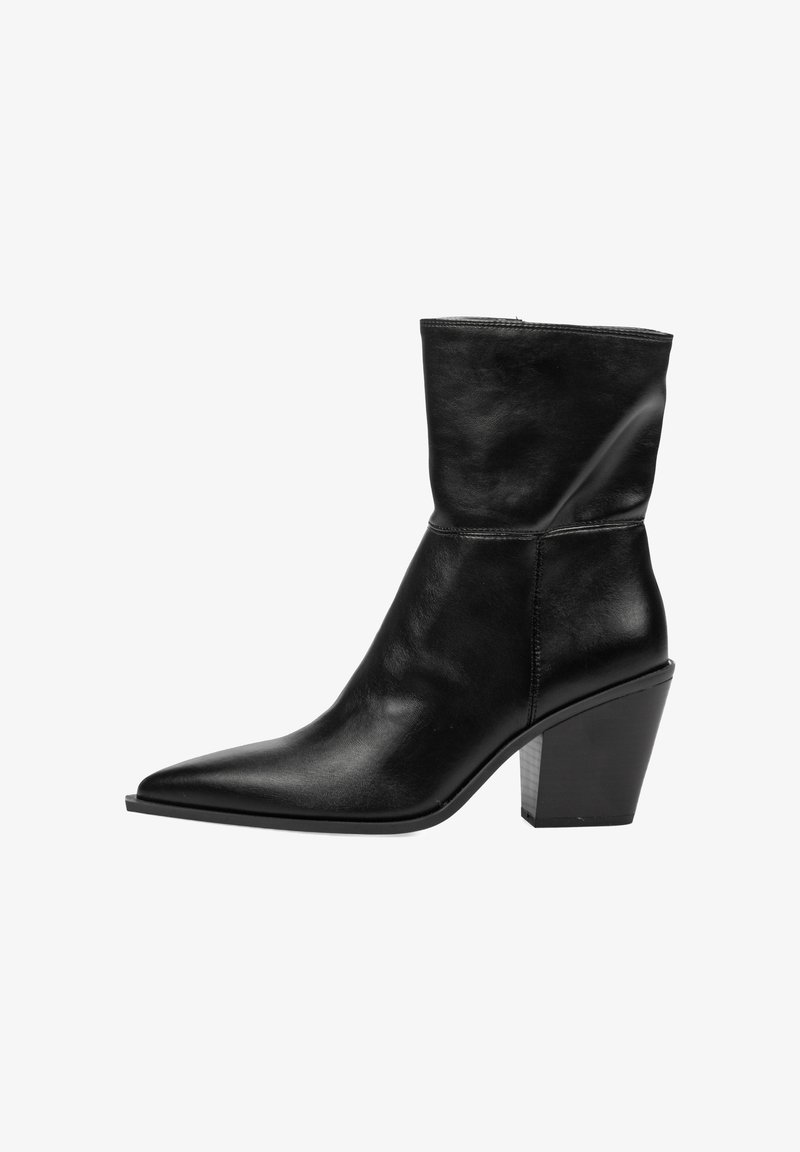 Bota de cuero negro hasta medio pantorrilla con puntera puntiaguda y tacón cuadrado, textura suave, vista lateral sobre un fondo blanco.