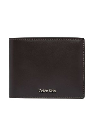 Portafoglio in pelle marrone scuro con cuciture visibili e piccolo logo argento Calvin Klein al centro davanti su sfondo bianco.