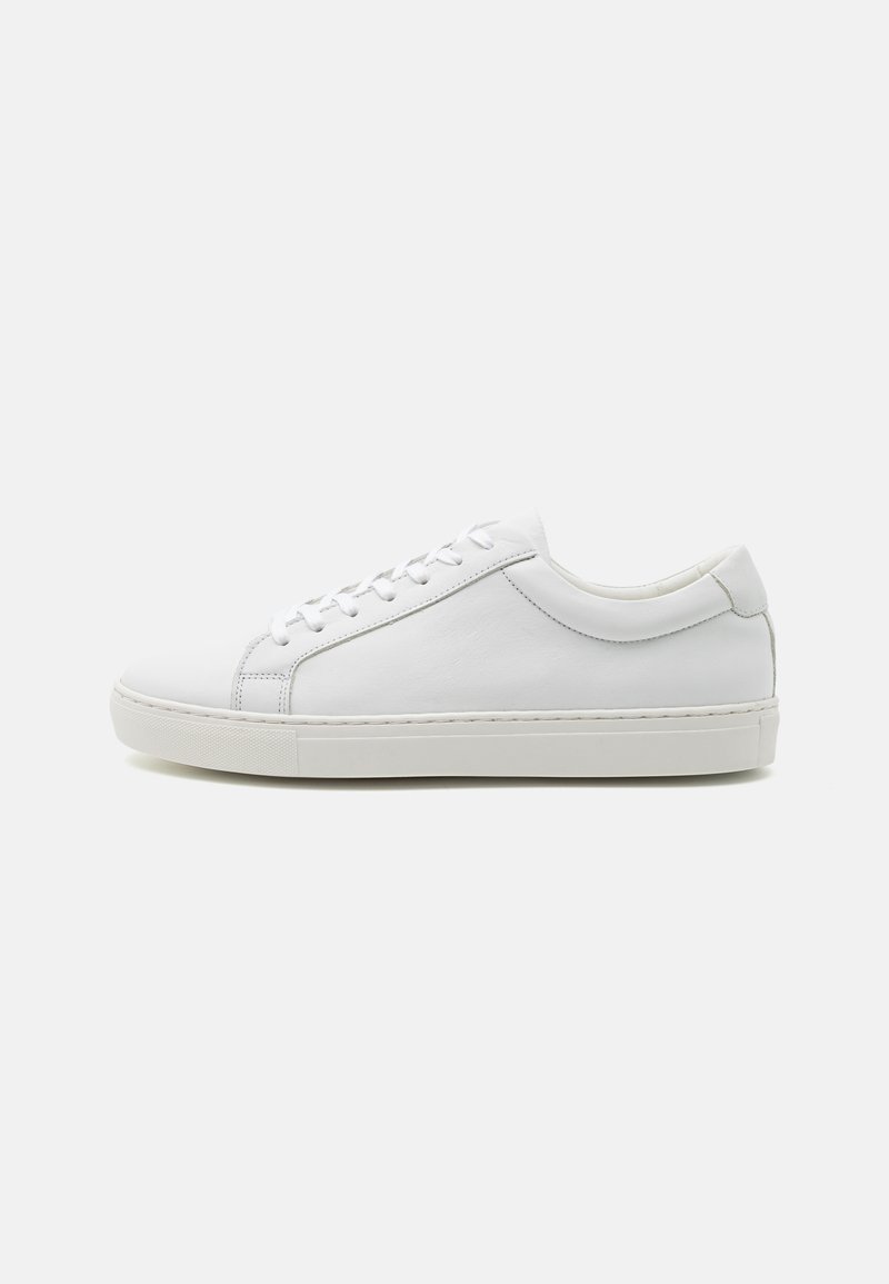 Weiße Leder-Sneaker mit glatter Oberfläche, runder Zehenpartie und verstärkten Nähten an den Seiten. Gummisohle mit minimalen Akzenten.