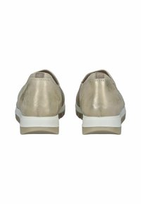 Sneaker beige con una parte posteriore in pelle liscia, parte superiore in rete e suola in gomma bianca con un motivo testurizzato.