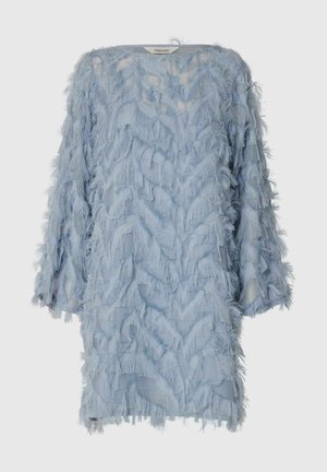 Abito azzurro chiaro a manica lunga con motivi a frange testurizzate, tessuto semi-trasparente e vestibilità dritta e ampia.