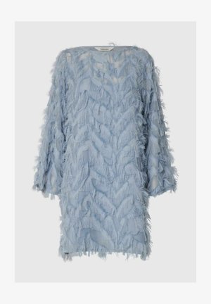 Abito azzurro chiaro a manica lunga con motivi a frange testurizzate, tessuto semi-trasparente e vestibilità dritta e ampia.