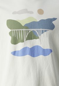 DOCKERS GRAPHIC TEE - Triko s potiskem - bixby bridge egret/multi