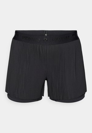 Μαύρο αθλητικό σορτς με πιετέ σχεδιασμό, ελαστική μέση με λογότυπο και εσωτερική επένδυση για άνεση και στήριξη.