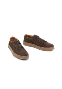 Zapatillas de gamuza marrón con punta redonda, cordones planos y suela de goma marrón. El interior cuenta con un forro color beige. Diseño simple con mínimas embellishments.