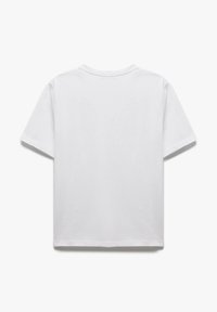 Camiseta blanca de manga corta hecha de algodón suave, con cuello redondo y bajo recto, que exhibe una textura lisa y sencilla.