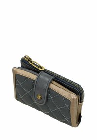 Cartera negra acolchada con un zipper dorado, acentos de cuero y un cierre de botón. Presenta bordes de un marrón claro en contraste. Textura y diseño generosos.