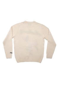 Roomkleurige gebreide trui met een geribbelde textuur, een ronde halslijn en lange mouwen. Klein logodetail op de linker mouw.