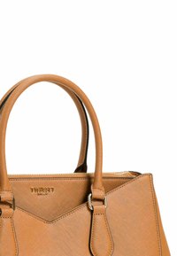 Borsa a tracolla marrone con finitura testurizzata, manici doppi, accessori in metallo argentato, chiusura con zip e design triangolare sulla parte anteriore. Logo del marchio visibile.