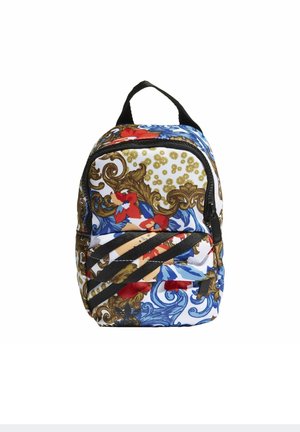 Petit sac à dos avec des motifs floraux et ornés en or, rouge, bleu et blanc, et des rayures diagonales noires sur la poche avant.
