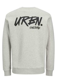 Felpa grigia con polsini e orlo a coste. Il design sul retro presenta "URBN." in bold nero sopra "CULTURE." Il tessuto ha una consistenza morbida.