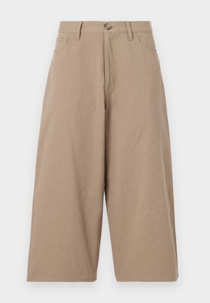 Beige weite Baumwollhosen mit hoher Taille, frontalen Taschen und einer einzelnen Knopfverschluss. Glatte Textur und gerader Schnitt.