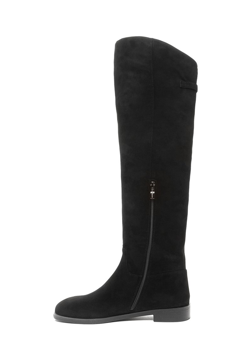 Crne visoke čizme od antilopa s uskim oblikom. Imaju bočni zip i nisku, ravnu petu. Glatka tekstura s minimalnim detaljima.