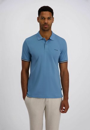 Polo bleu clair avec un tissu texturé, doté d'un col classique et d'accents rayés noir et blanc sur les manches.