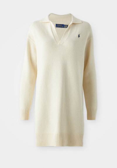 Sweter dzianinowy w kolorze kremowym z dekoltem w serek i kołnierzykiem. Posiada długie, ribbowe rękawy oraz ribbowy dół. Haftowane logo na piersiach.