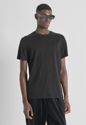 REGULAR FIT IN WITH STUDS - T-shirt con stampa - black