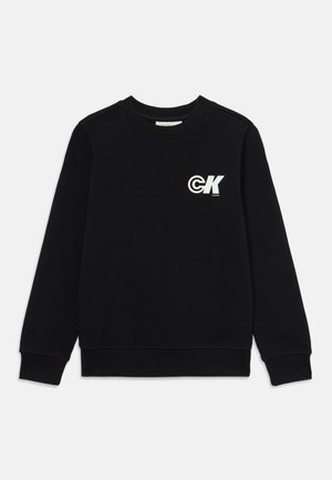 Sweatshirt preto feito de tecido de algodão. Apresenta mangas longas, um decote redondo e um logótipo branco no peito. Textura suave.
