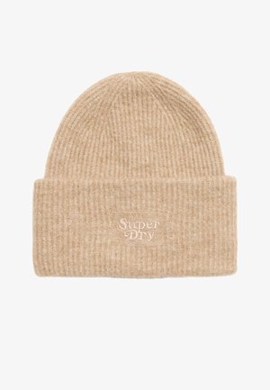 Beige strikket beanie-hat med ribbet tekstur, der har en foldet kant og et broderet "Super Dry" logo i lys beige på forsiden.